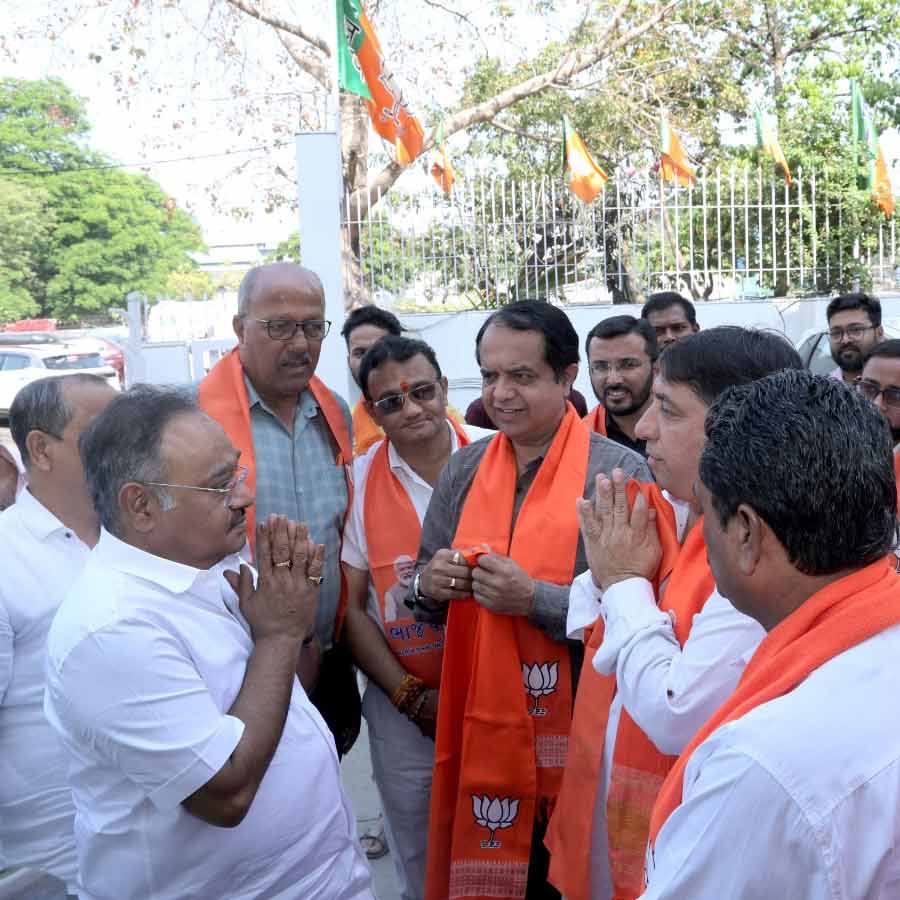 Bengal BJP’s drive to bring back migrants and non-residential Bengalis to polling booths, Bunch of leaders visiting several states