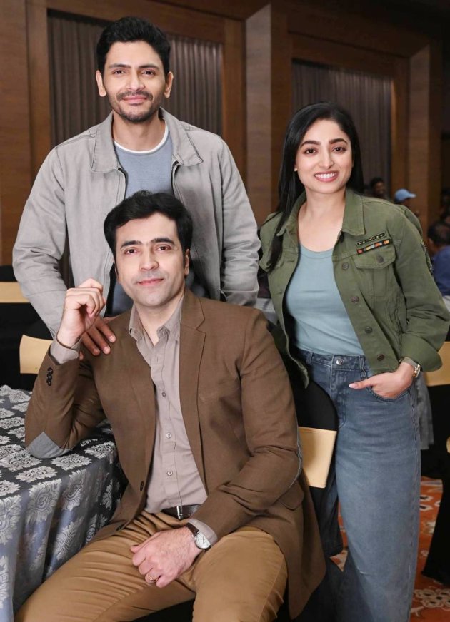 ‘সোনাদা’ ফ্র্যাঞ্চাইজ়ির তিন সদস্য আবীর চট্টোপাধ্যায়, অর্জুন চক্রবর্তী, ইশা সাহা।