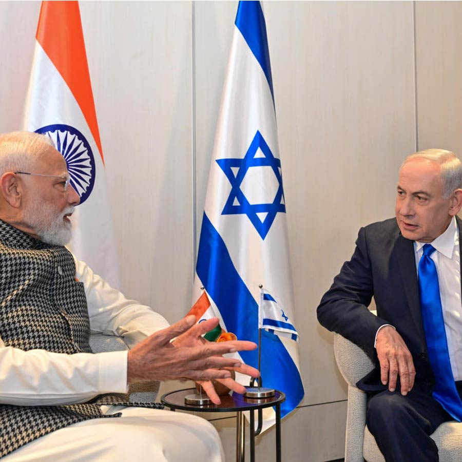 (বাঁ দিকে) ভারতের প্রধানমন্ত্রী নরেন্দ্র মোদীর সঙ্গে ইজ়রায়েলি প্রধানমন্ত্রী বেঞ্জামিন নেতানিয়াহু (ডান দিকে)।