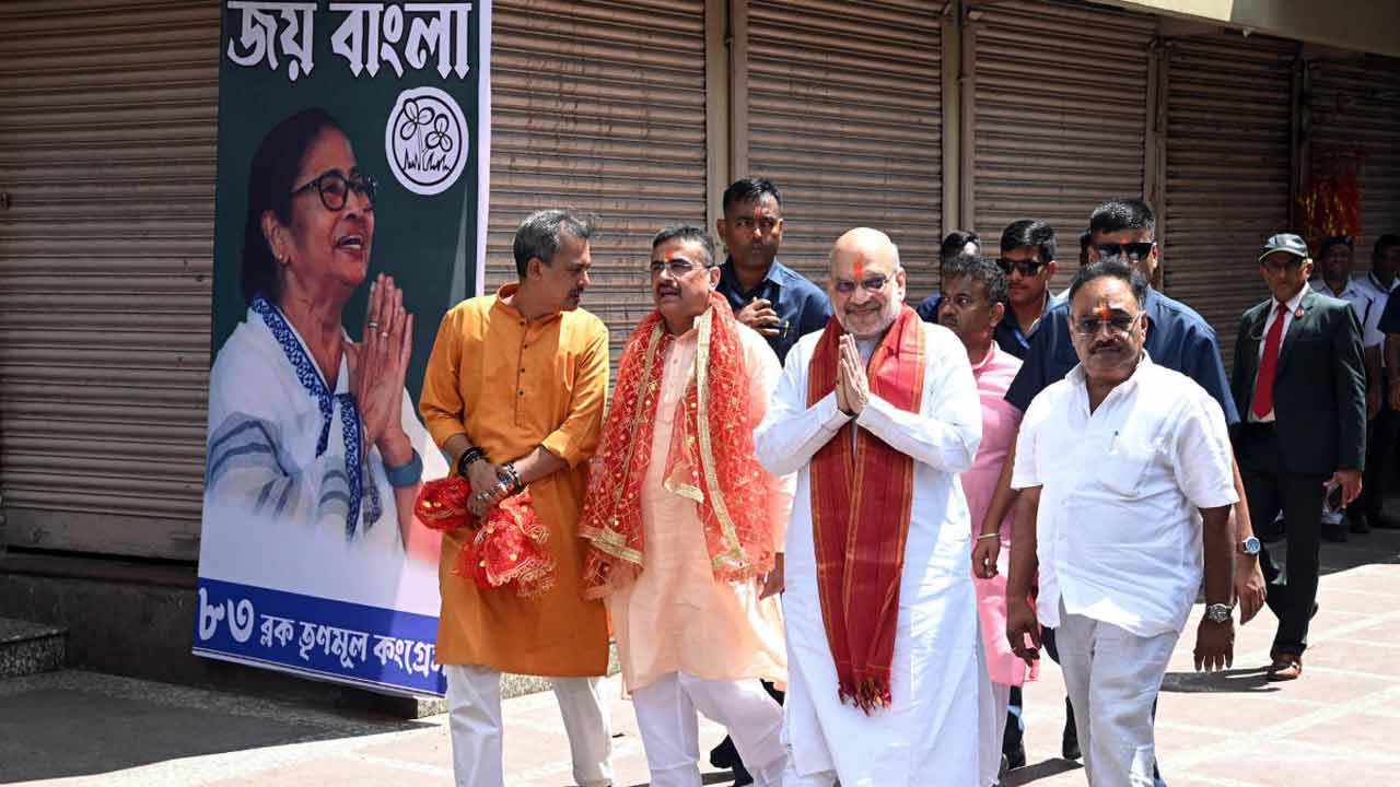 পরীক্ষা: কালীঘাট মন্দির দর্শনে স্বরাষ্ট্রমন্ত্রী অমিত শাহ, সঙ্গে শুভেন্দু অধিকারী (বাঁ দিকে), শমীক ভট্টাচার্য (ডান দিকে)। ২৬ সেপ্টেম্বর ২০২৫।