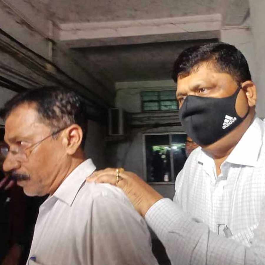 অনুপ মাজি (ডান দিকে)।