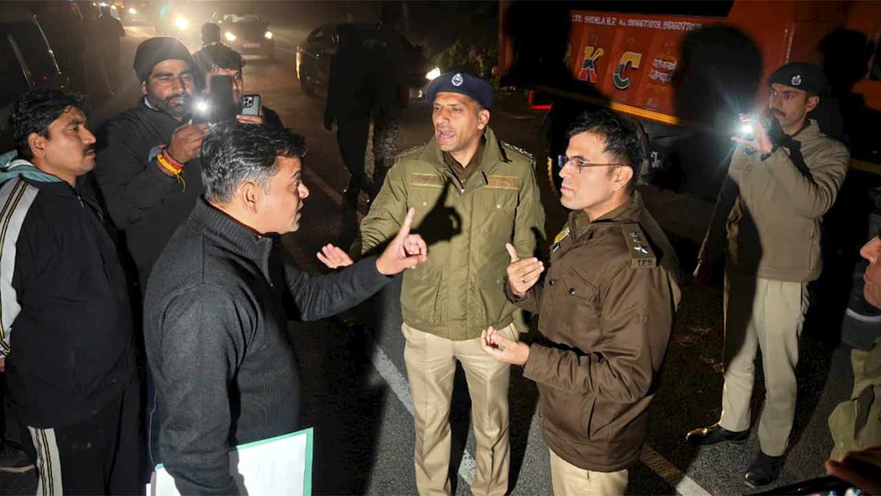 দিল্লি পুলিশ এবং হিমাচল পুলিশের আধিকারিকদের মধ্যে উত্তপ্ত বাকবিতণ্ডা চলছে।