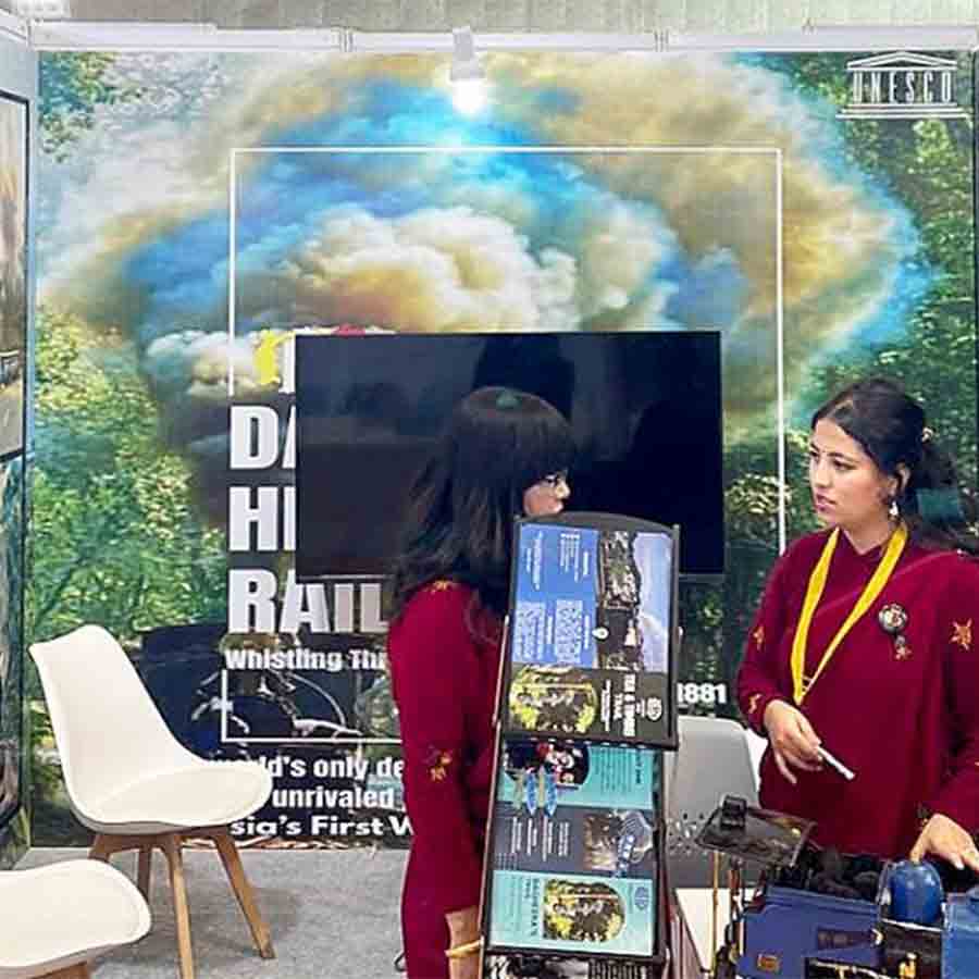 দিল্লিতে পর্যটনমেলায় টয় ট্রেনের স্টলে কর্মীরা।