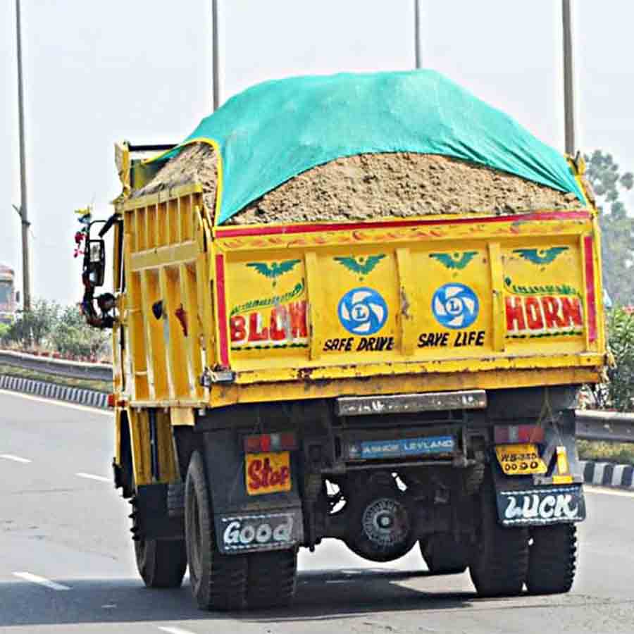 নামমাত্র প্লাস্টিক চাপা দিয়ে ডাম্পারে করে যাচ্ছে বালি।