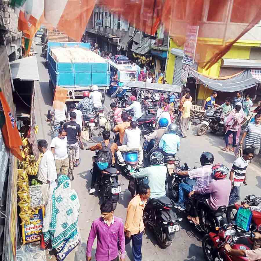 নাউলহাটে বাগনান-শ্যামপুর রোডে যানজট।