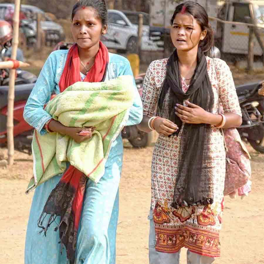 ‘যুব সাথী’র ফর্ম নিতে। বুধবার দুর্গাপুরে।