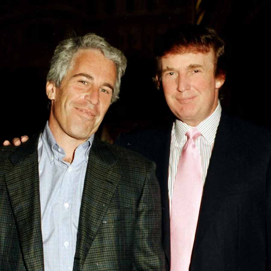 (বাঁ দিকে) জেফ্রি এপস্টিনের সঙ্গে ডোনাল্ড ট্রাম্প (ডান দিকে)।