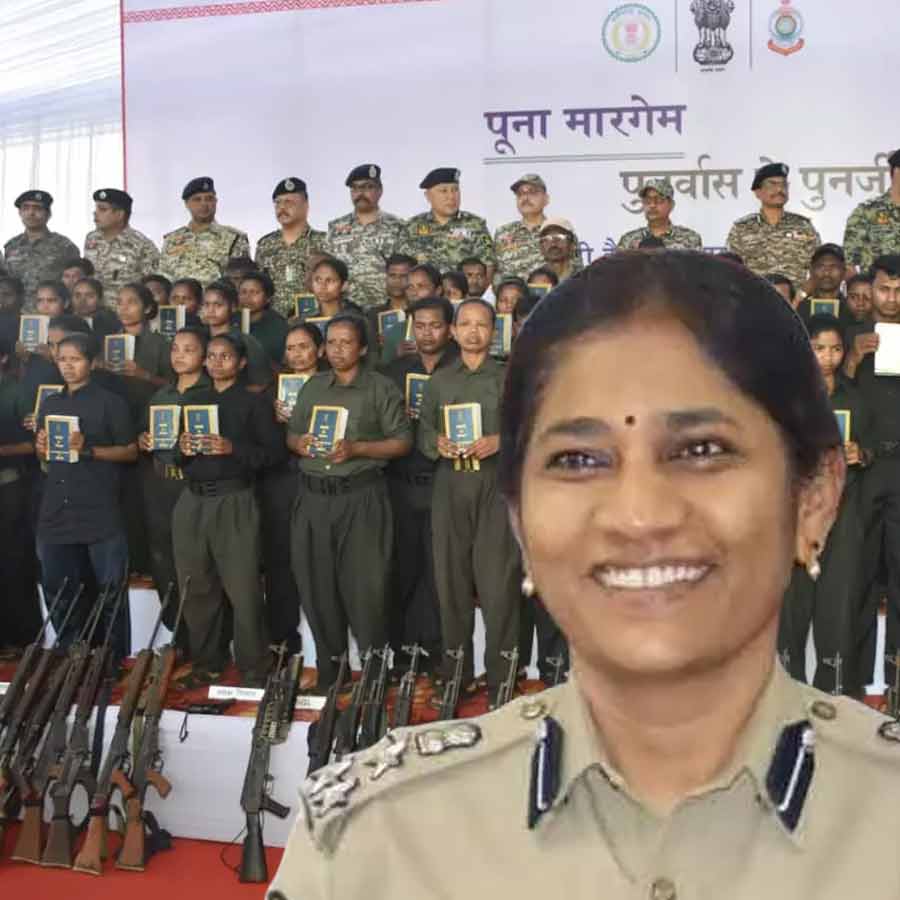 তেলঙ্গানার আইজি বি সুমতির (ডান দিকে ইনসেটে) হাত ধরেই আত্মসমর্পণ মাওবীদের। গ্রাফিক: আনন্দবাজার ডট কম।