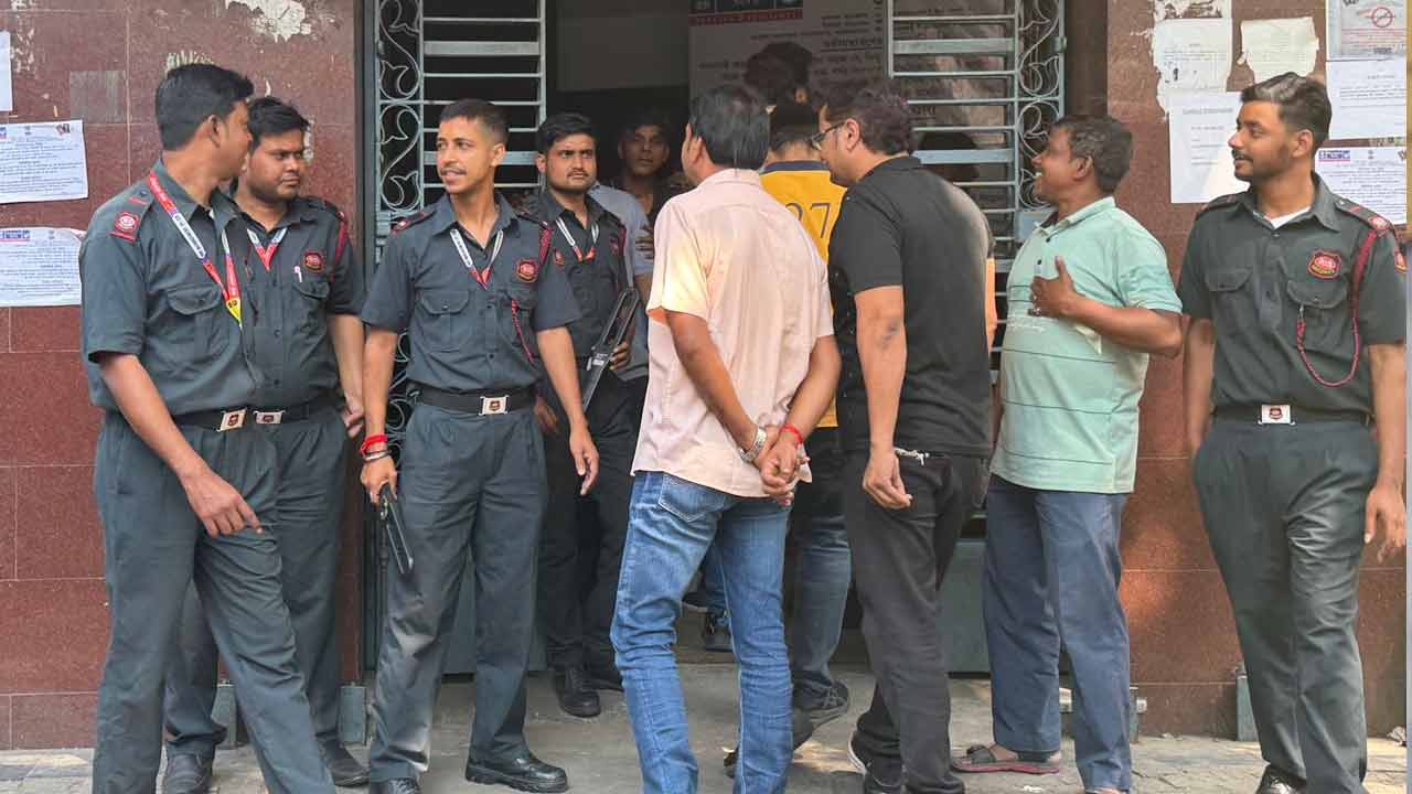 বোমাতঙ্কের পর কলকাতার ব্রাবোর্ন রোডের পাসপোর্ট অফিসের বাইরে কড়া নিরাপত্তা বন্দোবস্ত। বৃহস্পতিবার বেলায়।