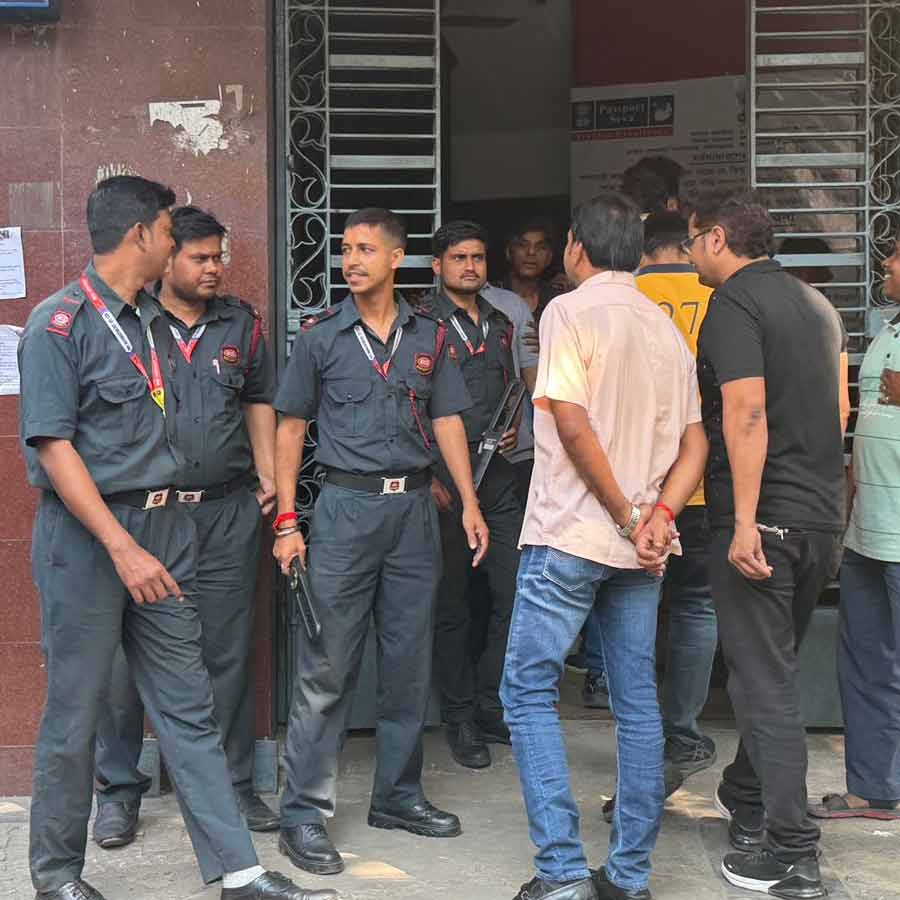 বোমাতঙ্কের পর কলকাতার ব্রাবোর্ন রোডের পাসপোর্ট অফিসের বাইরে কড়া নিরাপত্তা বন্দোবস্ত। বৃহস্পতিবার বেলায়।