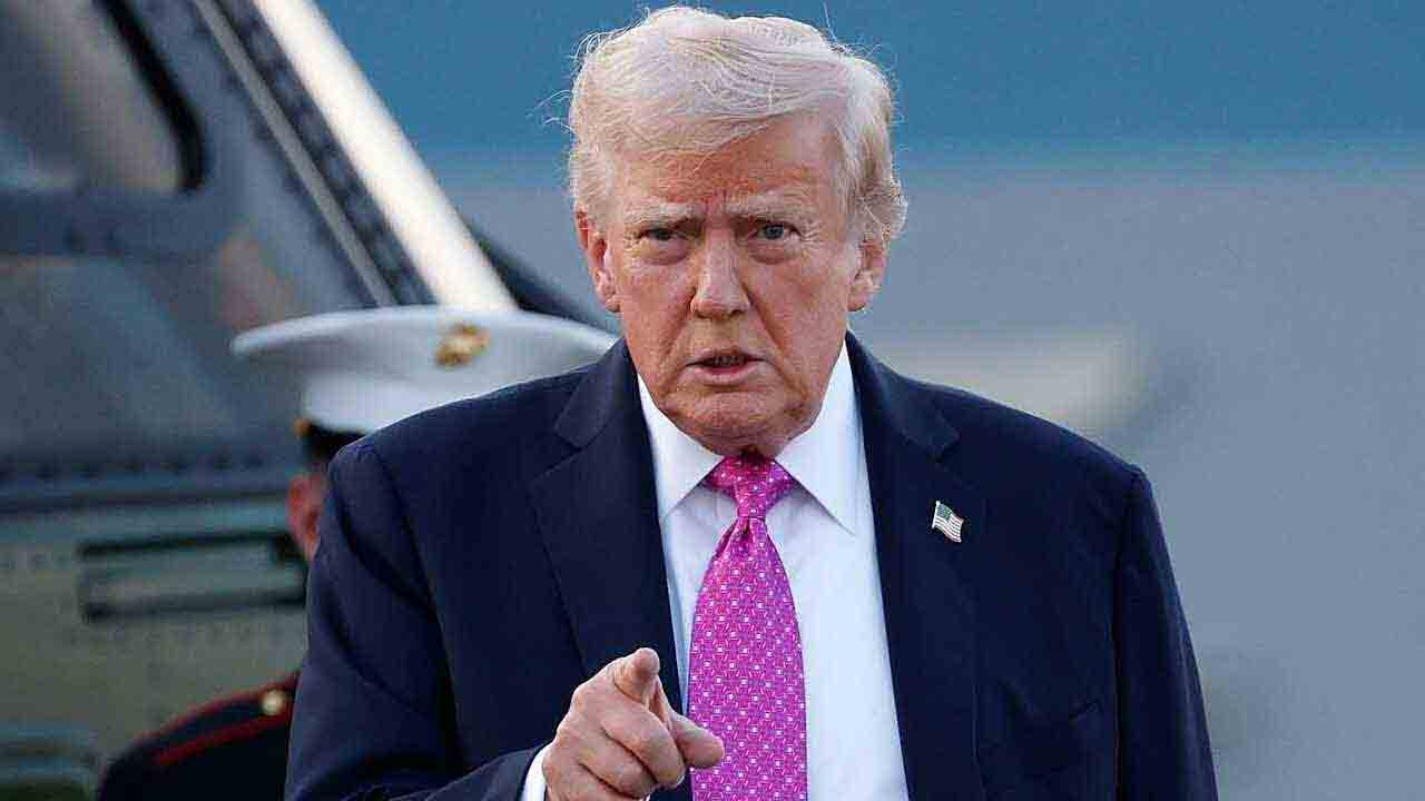 US trade deficit in goods widened to a record level of 1.24 trillion Dollar in 2025 amid tariff policy of Donald Trump