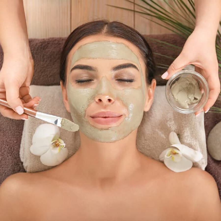 মাটির মাস্ক দিয়ে রূপচর্চা।