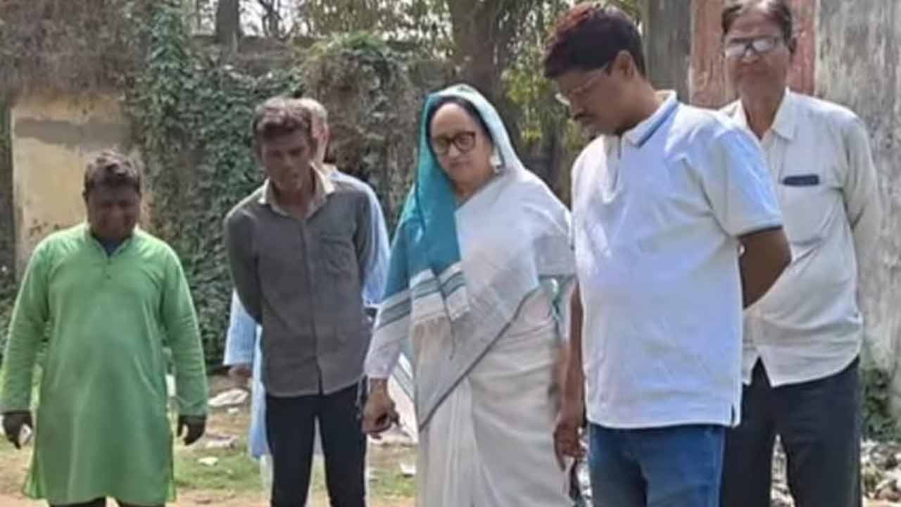 বৃহস্পতিবার হাসপাতাল পরিদর্শন করছেন নওদার বিধায়ক শাহিনা মমতাজ খান।