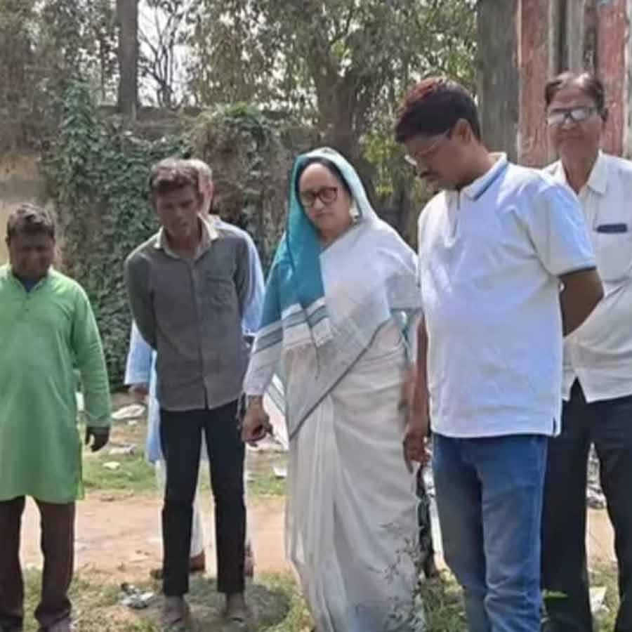 বৃহস্পতিবার হাসপাতাল পরিদর্শন করছেন নওদার বিধায়ক শাহিনা মমতাজ খান।