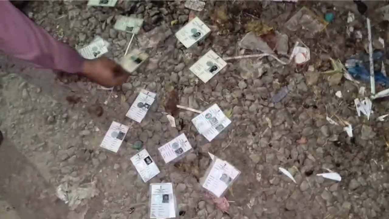 রানিগঞ্জে আবর্জনাস্থল থেকে উদ্ধার ভোটার কার্ড।