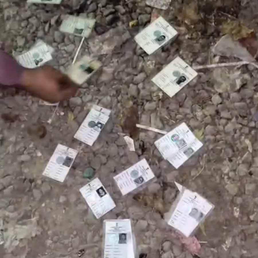 রানিগঞ্জে আবর্জনাস্থল থেকে উদ্ধার ভোটার কার্ড।