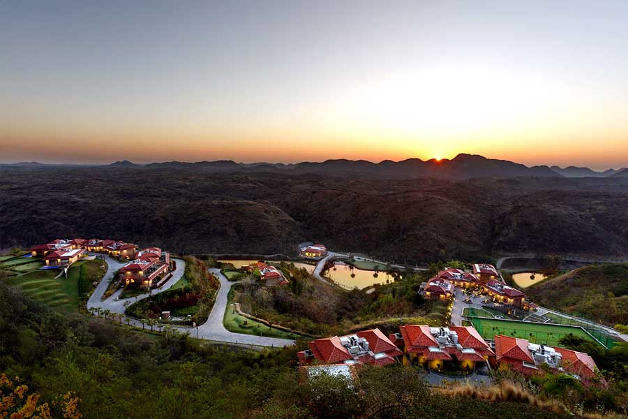 রিসর্ট থেকে দেখা যায় অরাবলীর সূর্যাস্ত।