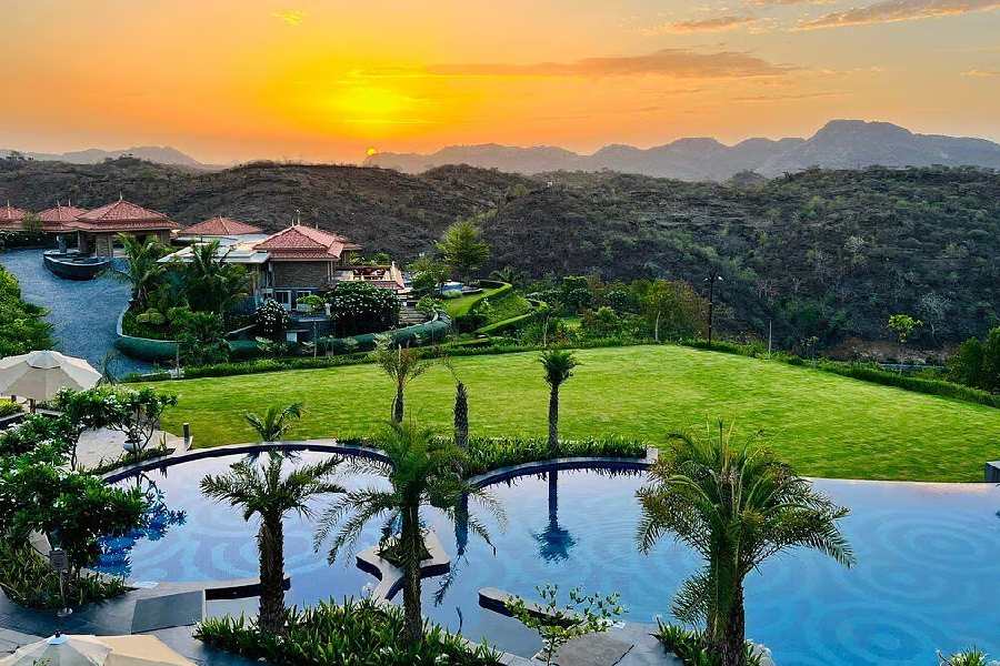 সূর্যাস্তের রূপ বড় সুন্দর এখানে।