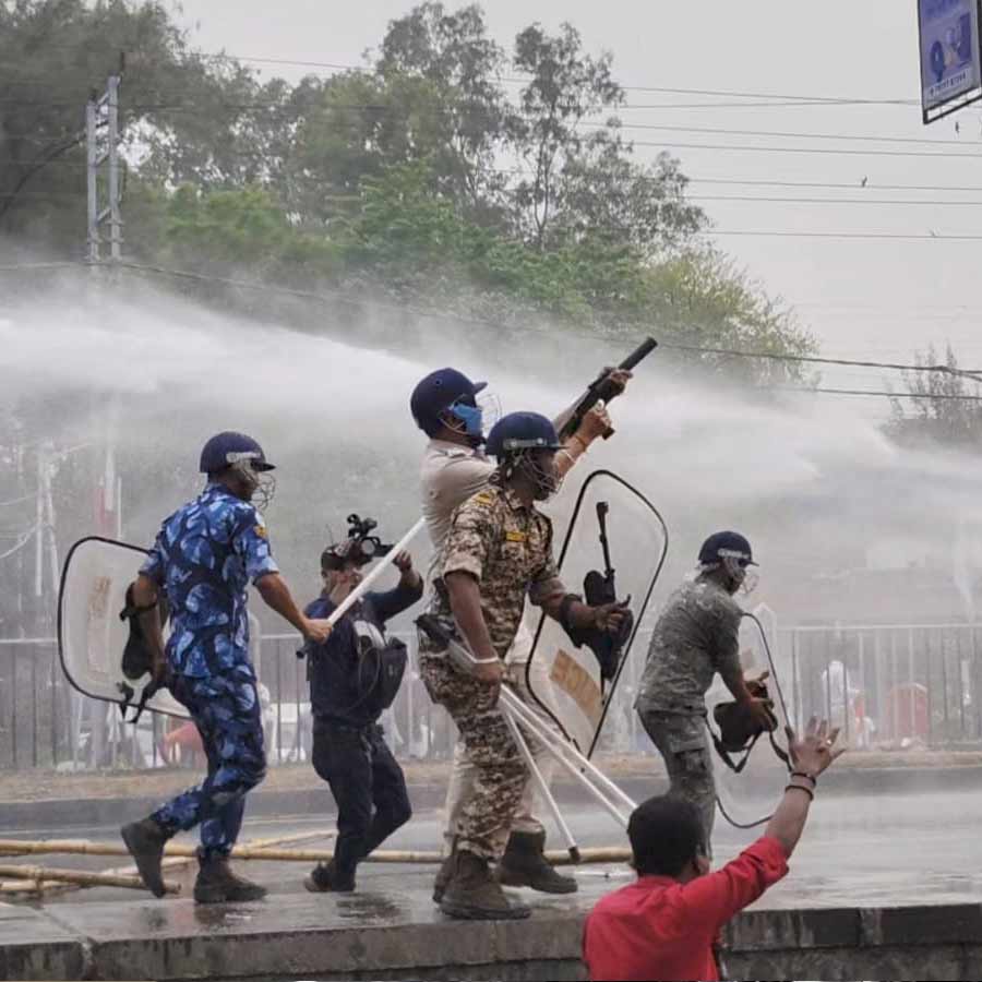 শিলিগুড়িতে জনজাতি সুরক্ষা মঞ্চের মিছিলে পুলিশের জলকামান। বৃহস্পতিবার।