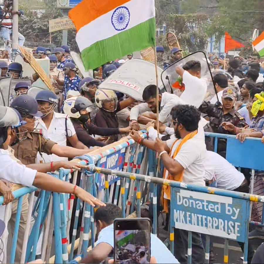 পুলিশের ব্যারিকেড ঘিরে বিক্ষোভ, ধস্তাধস্তি। 