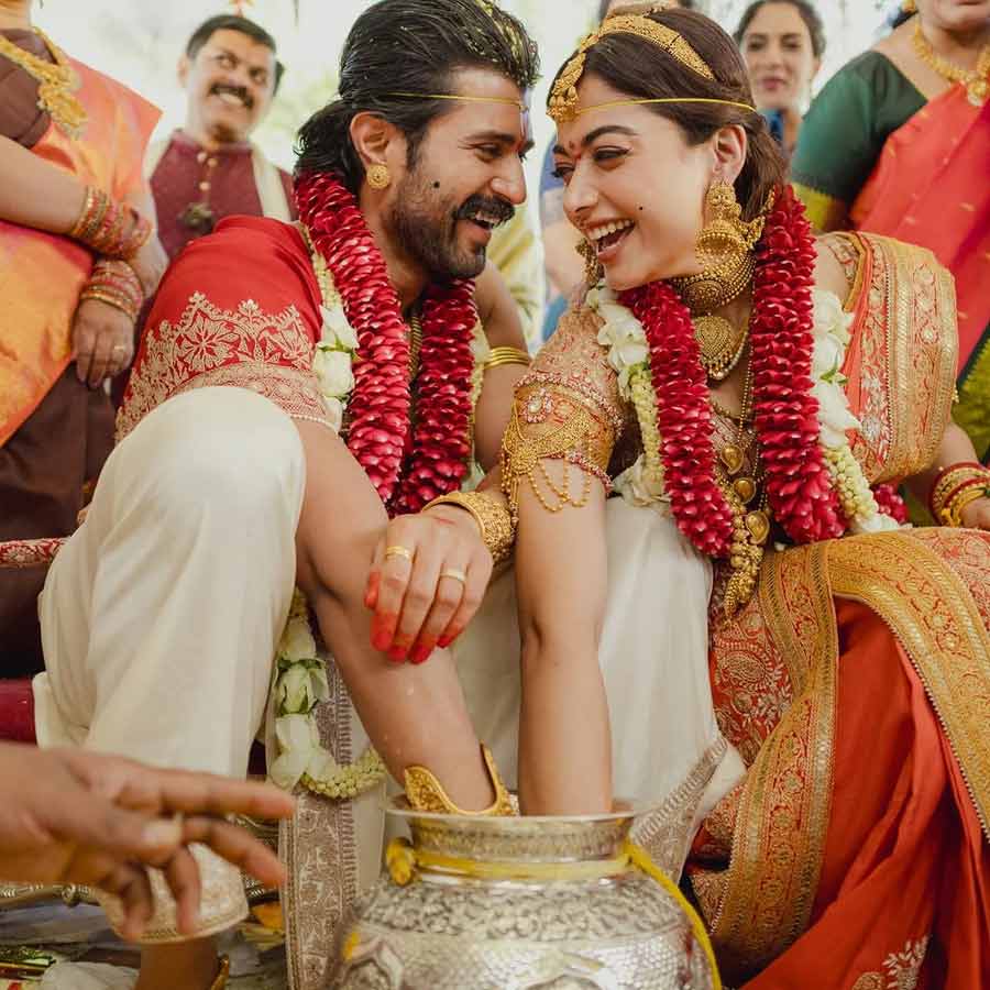 মজার খেলায় মত্ত নবদম্পতি বিজয়-রশ্মিকা। 