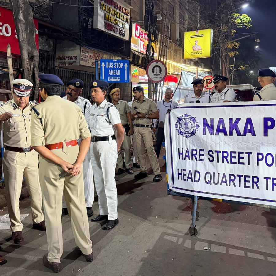 ধর্মতলায় নাকা তল্লাশি পরিদর্শনে কলকাতার পুলিশ কমিশনার সুপ্রতিম সরকার। বৃহস্পতিবার রাতে।