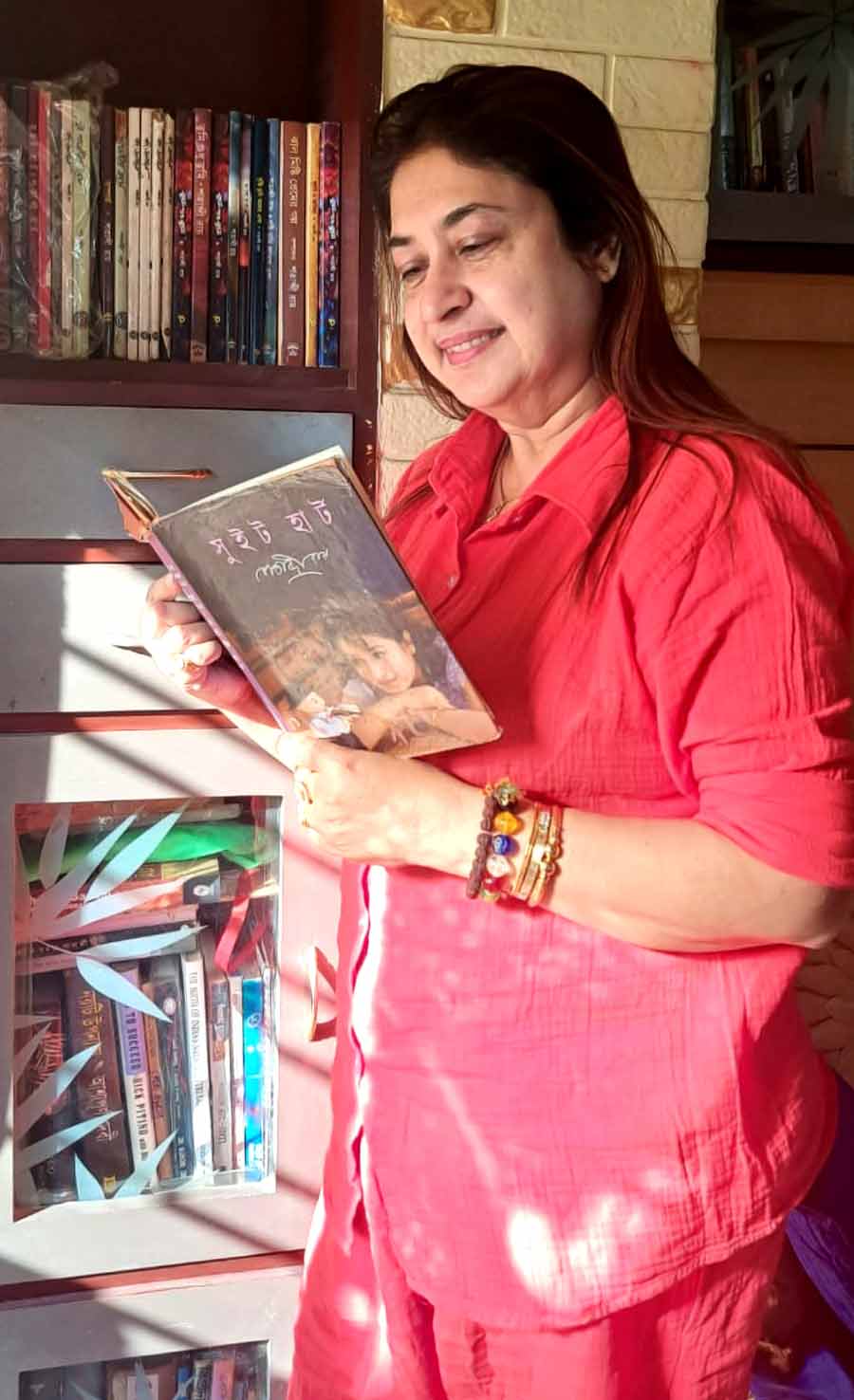 ঘরের এক কোণের আলমারিতে ভরা তাঁরই লেখা কবিতার বই। নিজেই সেখান থেকে বই বের করে কবিতা পড়ে শোনালেন শতাব্দী।