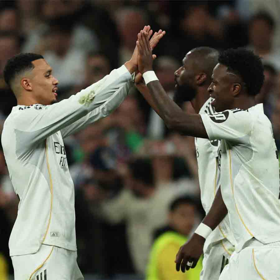 গোলকরে সতীর্থদের সঙ্গে উদযাপন ভিনিশিয়াস জুনিয়রের।