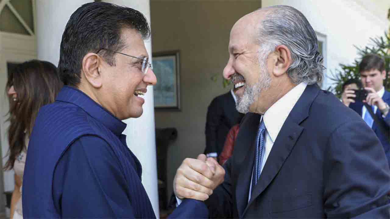 (বাঁ দিকে) পীযূষ গয়ালে  এবং  হাওয়ার্ড লুটনিক (ডান দিকে)।