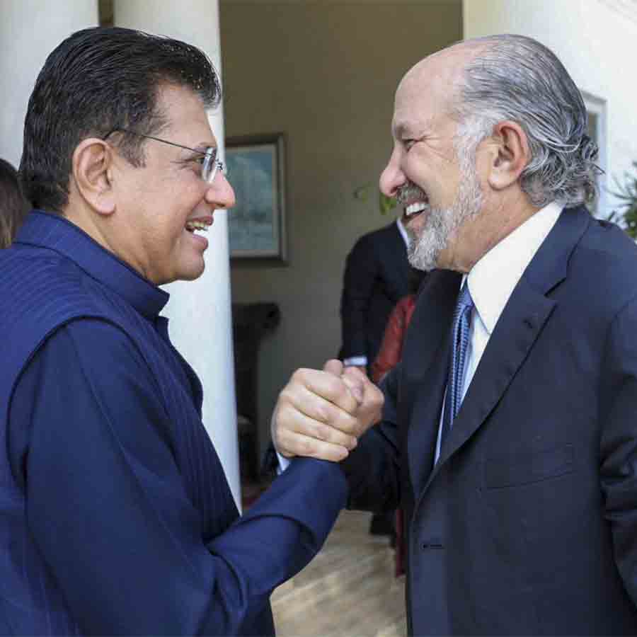 (বাঁ দিকে) পীযূষ গয়ালে  এবং  হাওয়ার্ড লুটনিক (ডান দিকে)।