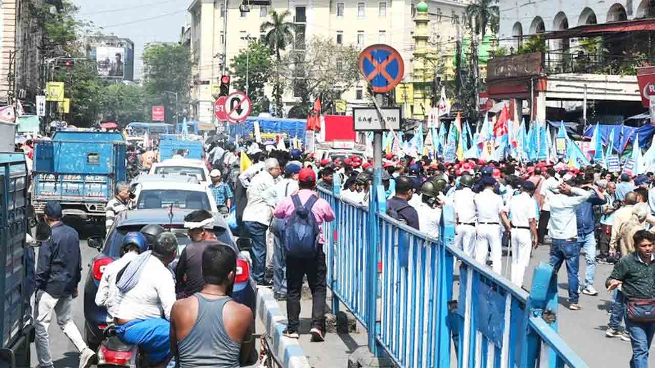 স্তব্ধ: বকেয়া মহার্ঘ ভাতার দাবিতে সংগ্রামী যৌথ মঞ্চের মিছিলের জেরে রুদ্ধ পথ। বৃহস্পতিবার, ধর্মতলায়।