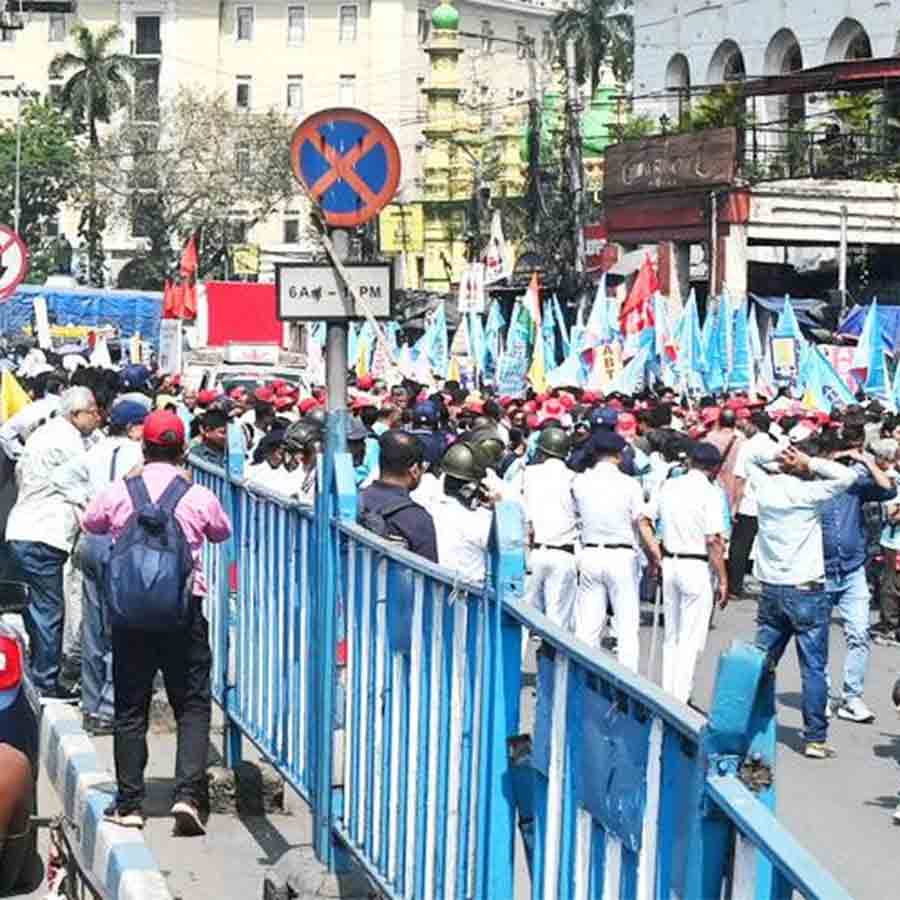 স্তব্ধ: বকেয়া মহার্ঘ ভাতার দাবিতে সংগ্রামী যৌথ মঞ্চের মিছিলের জেরে রুদ্ধ পথ। বৃহস্পতিবার, ধর্মতলায়।