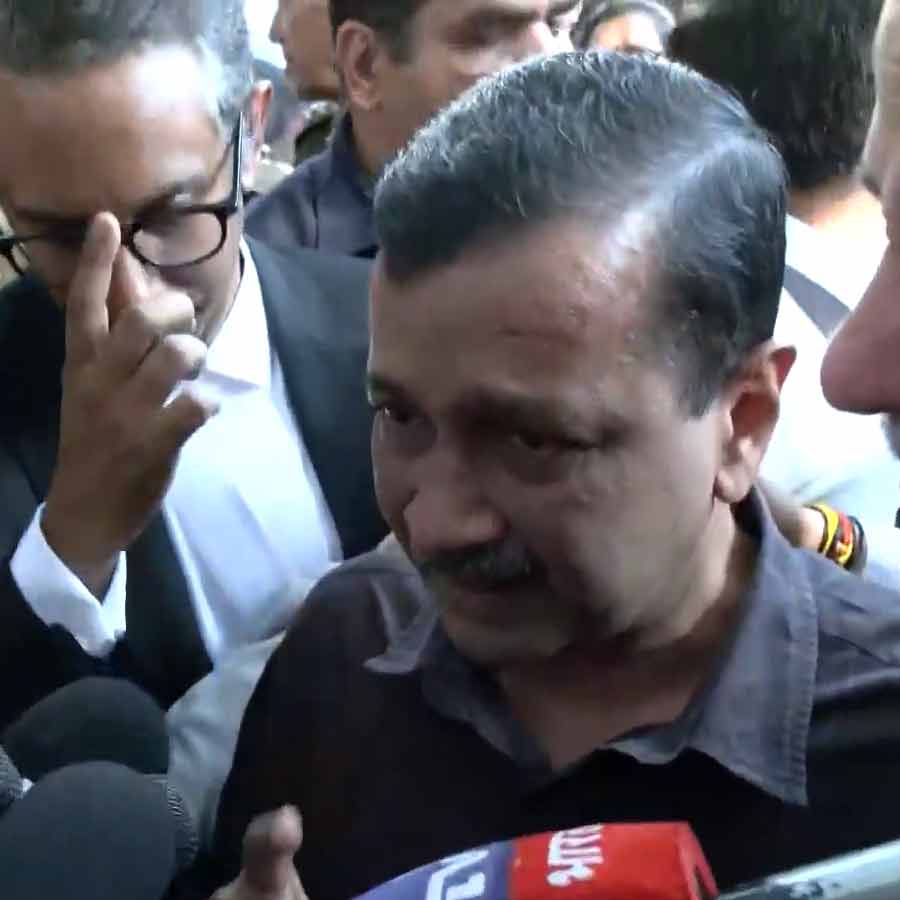 আদালতের রায় শোনার পর কেঁদে ফেলেছেন অরবিন্দ কেজরীওয়াল।