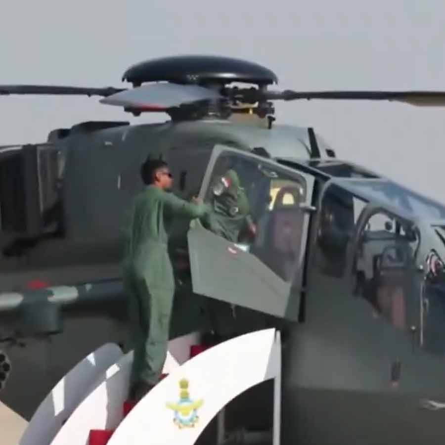 রাজস্থানের জয়সলমেরে সেনার কপ্টার ‘প্রচন্ড’-এর সওয়ারি রাষ্ট্রপতি দ্রৌপদী মুর্মু। ছবি: সংগৃহীত।