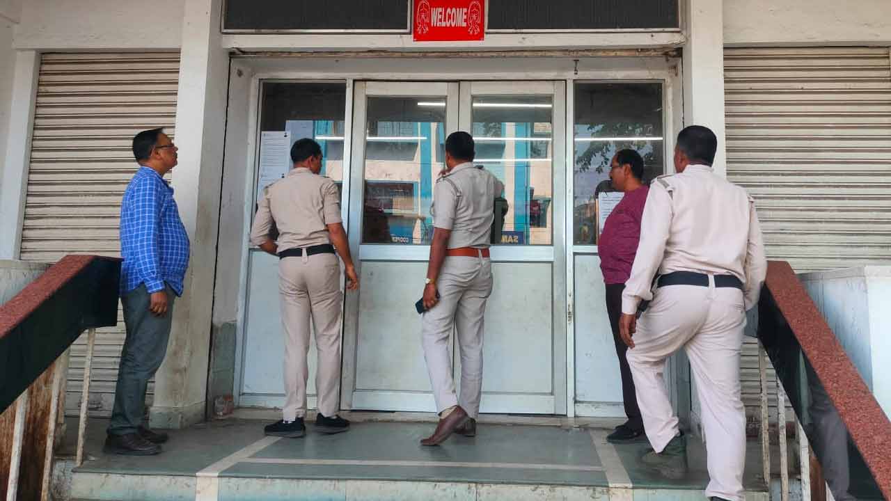 বাঁকুড়ার মুখ্য ডাকঘরে বোমাতঙ্কের পর পুলিশি তৎপরতা। শুক্রবার।