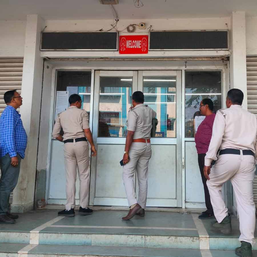 বাঁকুড়ার মুখ্য ডাকঘরে বোমাতঙ্কের পর পুলিশি তৎপরতা। শুক্রবার।