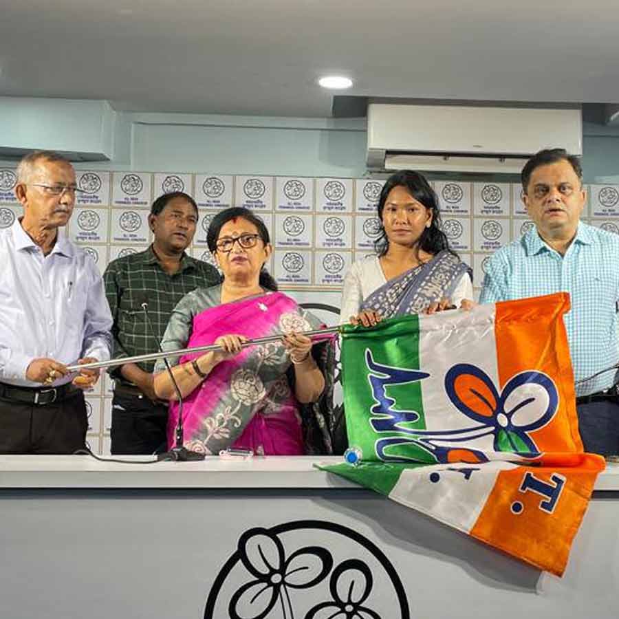 স্বপ্না বর্মনকে তৃণমূলে যোগদান করাচ্ছেন গৌতম দেব, চন্দ্রিমা ভট্টাচার্য এবং ব্রাত্য বসু।
