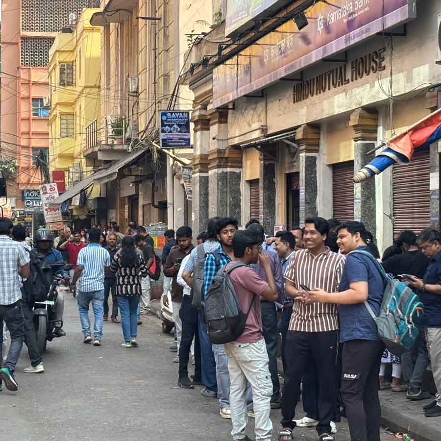 ভূমিকম্পের সময় চাঁদনি চক মেট্রো স্টেশন চত্বর।