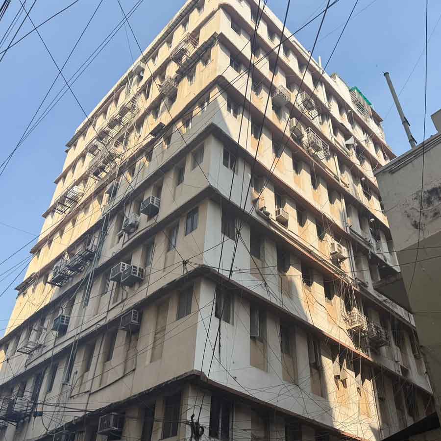 এই বহুতলটি ভূমিকম্পের পর হেলে গিয়েছে বলে দাবি করা হয়।