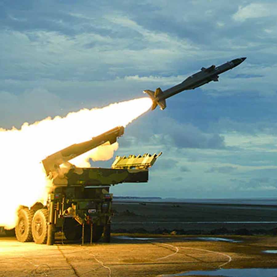 এস ৪০০-এর শক্তিপ্রদর্শন। ছবি: পিটিআই।