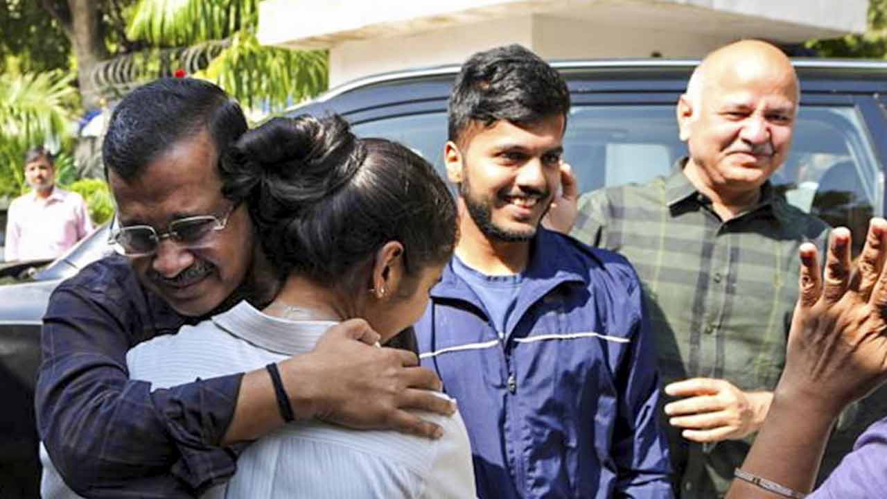 আদালতের রায় শোনার পর পরিবারের সদস্যদের সঙ্গে দিল্লির প্রাক্তন মুখ্যমন্ত্রী অরবিন্দ কেজরীওয়াল।