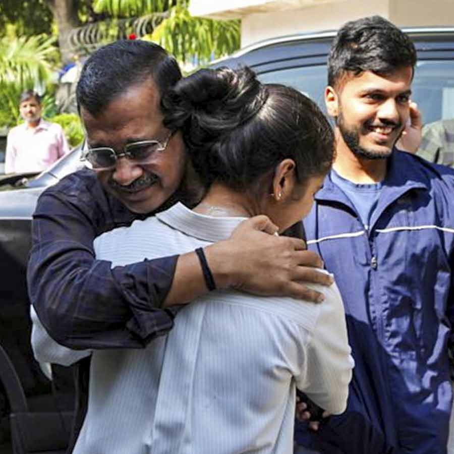 আদালতের রায় শোনার পর পরিবারের সদস্যদের সঙ্গে দিল্লির প্রাক্তন মুখ্যমন্ত্রী অরবিন্দ কেজরীওয়াল।