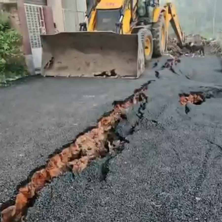 ভূমিকম্পের জেরে ফাটল কলকাতার রাস্তায়!