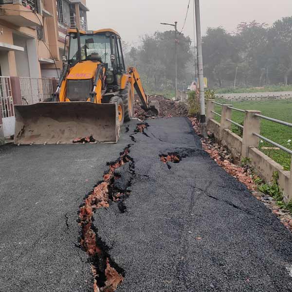 ভূমিকম্পের জেরে ফাটল কলকাতার রাস্তায়!