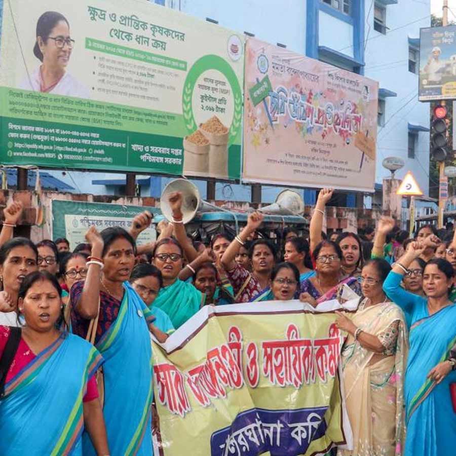 অধিকার: ভাতা বৃদ্ধি-সহ বিভিন্ন দাবিতে সারা বাংলা অঙ্গনওয়াড়ি কর্মীদের বিক্ষোভ। ৫ নভেম্বর ২০২৫, বালুরঘাট।