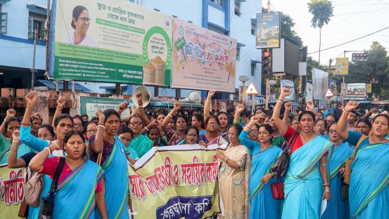 অধিকার: ভাতা বৃদ্ধি-সহ বিভিন্ন দাবিতে সারা বাংলা অঙ্গনওয়াড়ি কর্মীদের বিক্ষোভ। ৫ নভেম্বর ২০২৫, বালুরঘাট।
