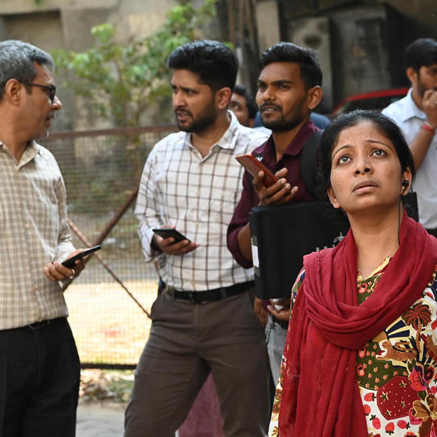 আতঙ্ক: ভূমিকম্পের পরেই ভয়ে অফিসবাড়ি থেকে রাস্তায় নেমে এসেছেন অনেকে। শুক্রবার, গণেশ অ্যাভিনিউয়ে।