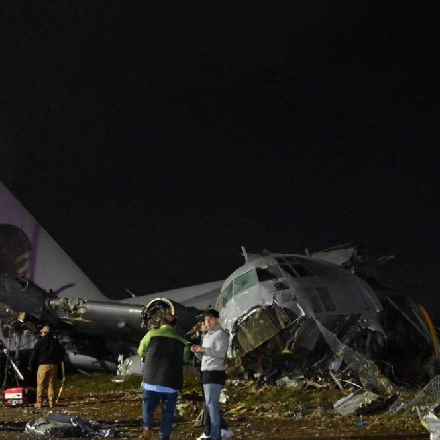 বলিভিয়ার রাস্তায় সেনাবাহিনীর বিমানের ধ্বংসাবশেষ।