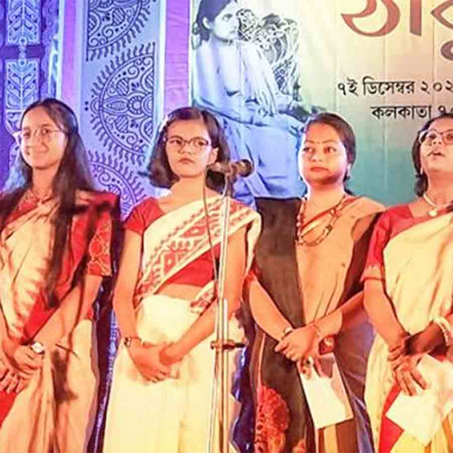 মঞ্চে ছাত্রছাত্রীদের পরিবেশনা।