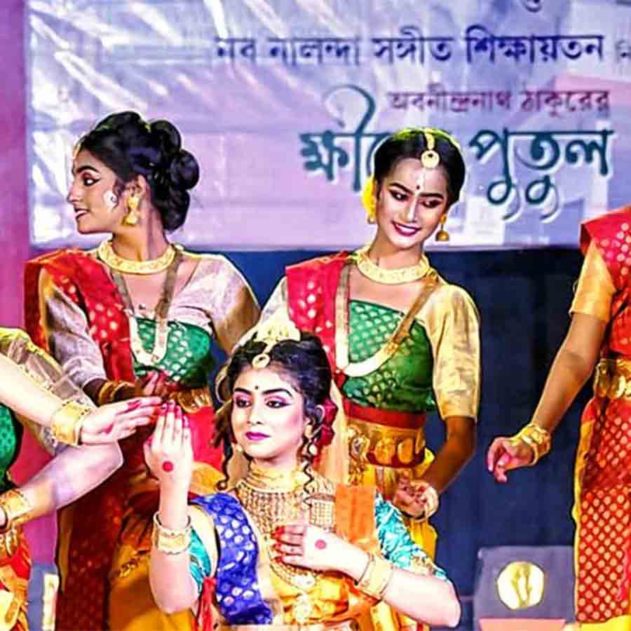 মঞ্চে নৃত্যরত ছাত্রীরা